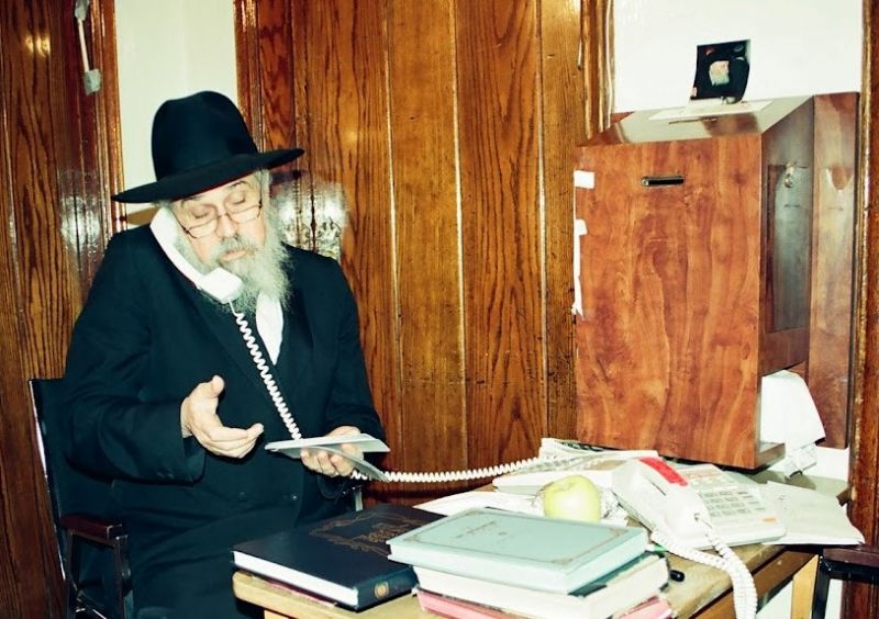 File:הרב קליין בעבודתו.jpg