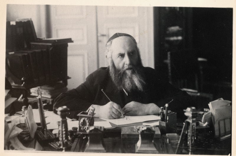File:אדמו"ר הריי"צ בחדר עבודתו, ריגא תרפ"ט.jpg