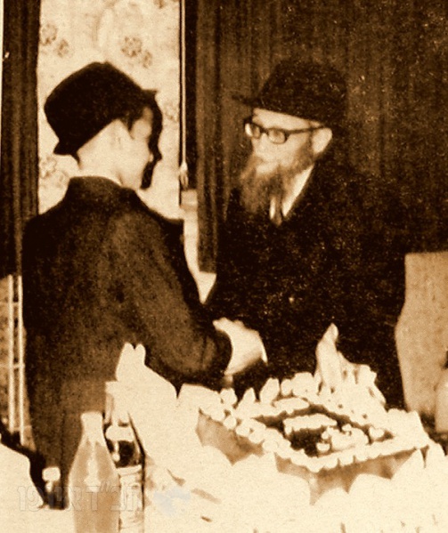 File:בן ציון שניאורסון.jpg