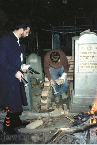 File:דוד נחשון הקמת אוהל אלמא אטא.jpg